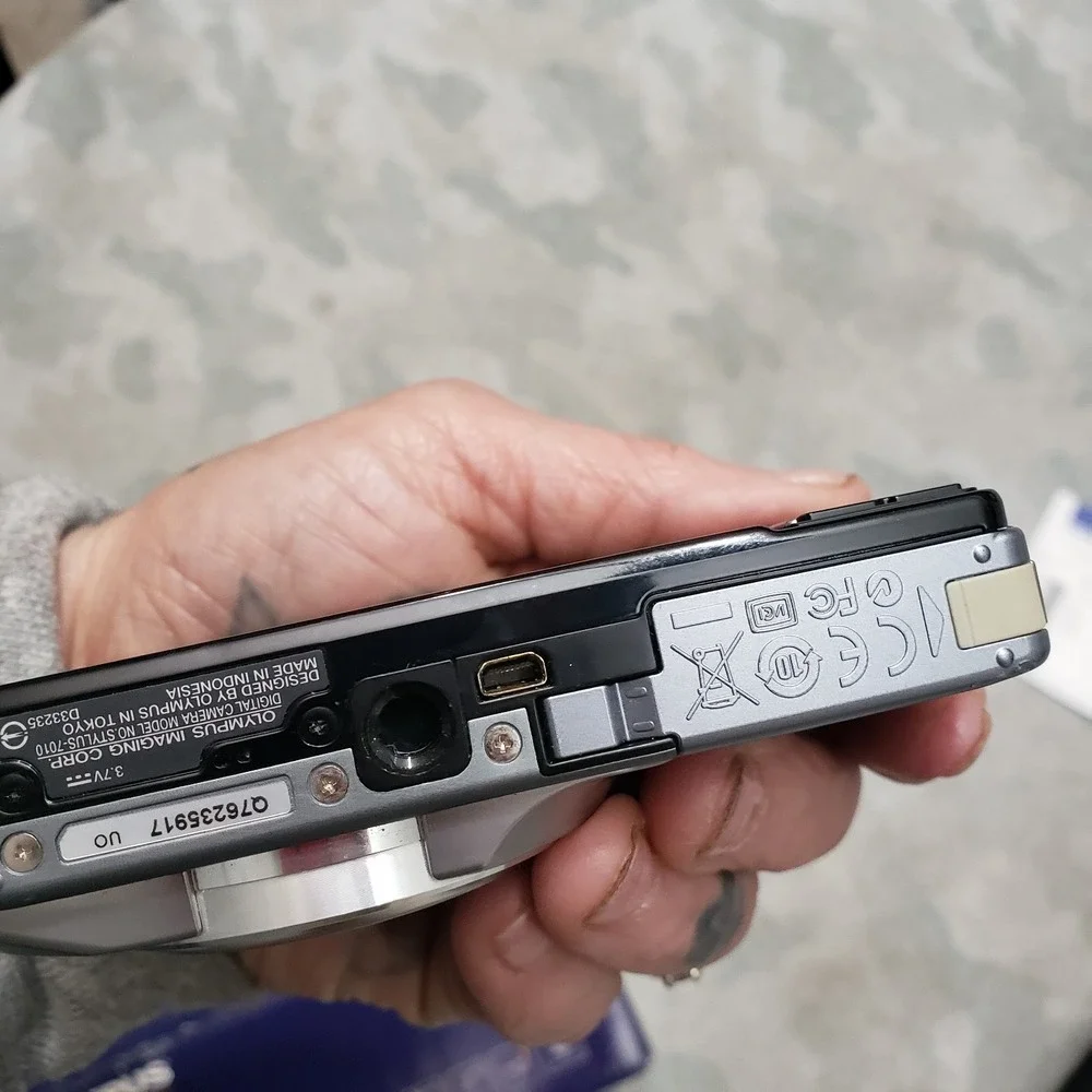Olympus Stylus 7010 Digital Camera Silver Battery Charger‎ And Box